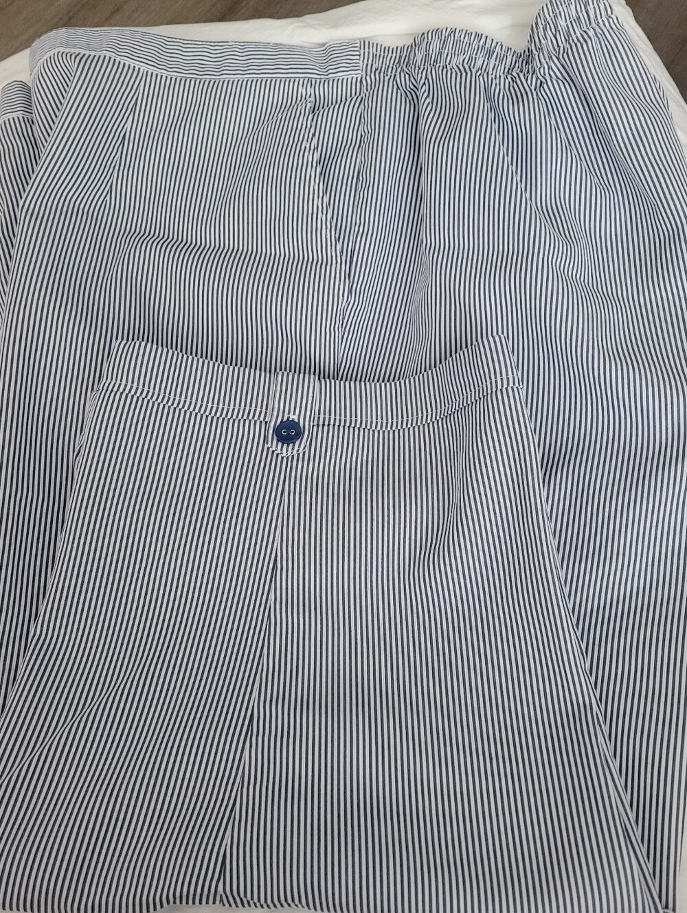 Alfred Dunner 22W blue & white Striped Button Lef capri pants with pockets